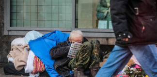 Ein Obdachloser am Hermannplatz. Bild: IMAGO/Rolf Kremming