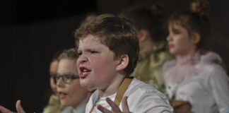 Opernaufführungen von und für Kinder dienen nicht nur der musischen Förderung. Symbolbild: IMAGO/Funke Foto Services