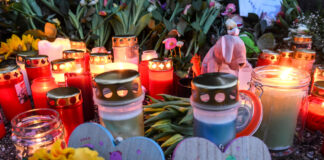 Unweit des Fundortes des Mädchens haben Anwohner Kerzen aufgestellt. Bild: IMAGO/Funke Foto Services