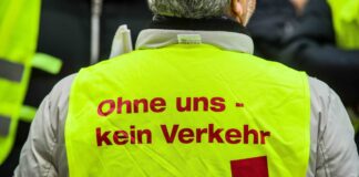 Mann mit Verdi-Streikweste.