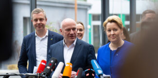 Kai Wegner (CDU) und Franziska Giffey (SPD) verhandeln über eine Koalition. In der SPD gibt es Gegenwind. Bild: IMAGO/Bernd Elmenthaler