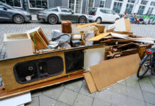 Klassischer Sperrmüll sind Möbel, Teppiche, Matratzen, Schrott, Hölzer aus dem Wohninnenbereich sowie Elektrogeräte und Alttextilien. Bild: IMAGO/Michael Gstettenbauer