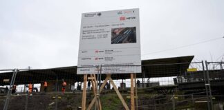 Infotafel am S-Bahnhof Köpenick zu den gestarteten Bauarbeiten. Bild: IMAGO / Matthias Koch