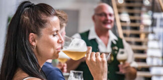 Die Brauereiführungen, Bierwerkstätten und Brauseminare der Chiemgauer "Heimatbrauer" interessieren immer mehr Frauen. Foto: djd-k/Chiemgau Tourismus/Thomas Kujat