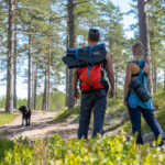Menschen wandern.