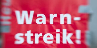 «Warnstreik!» steht auf einem Schild.