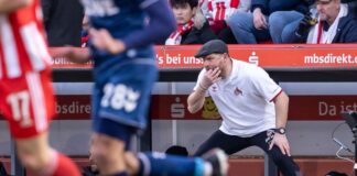 Trainer Steffen Baumgart von FC Köln pfeift seinem Team zu.