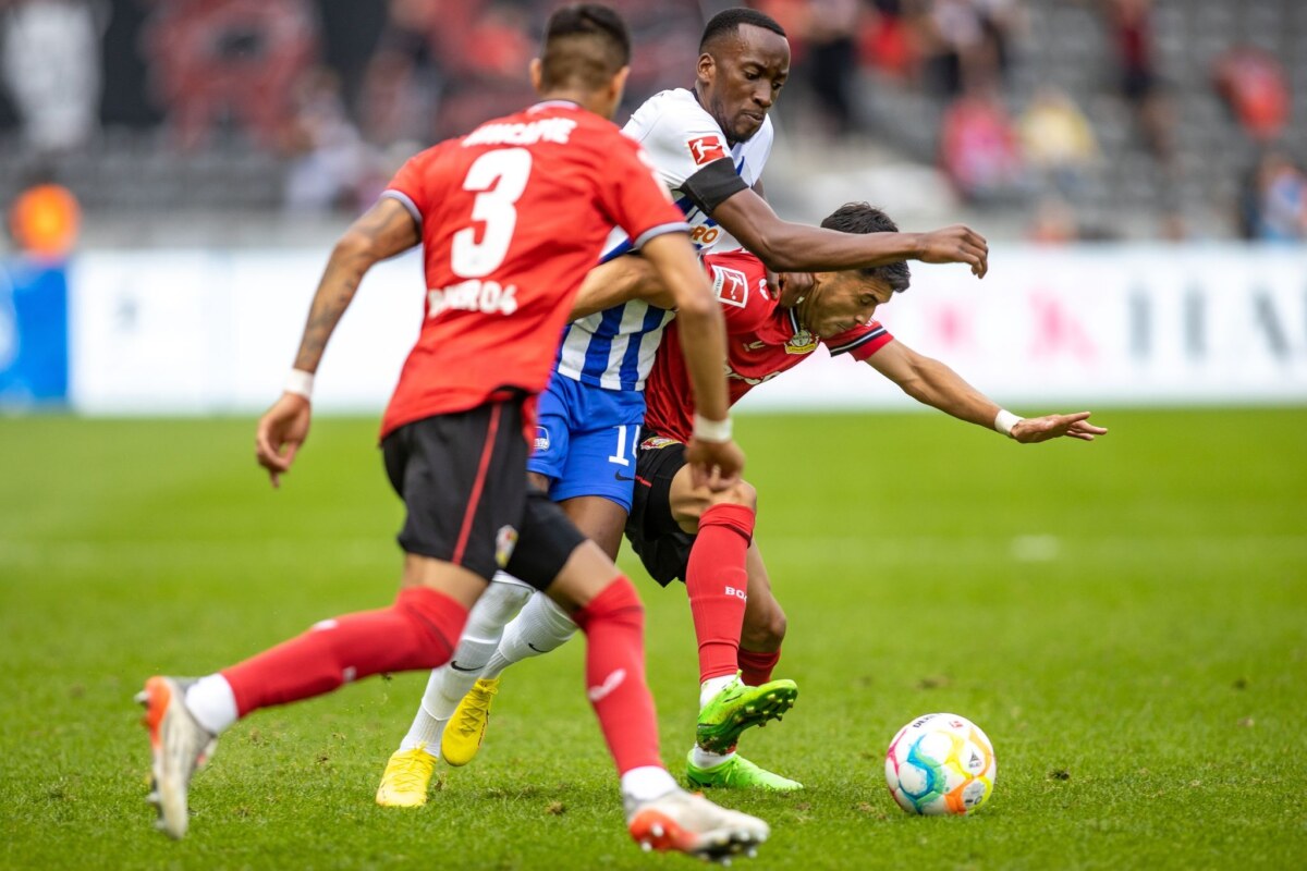 Dodi Lukebakio Herthas Dodi Lukebakio kämpft gegen Bayers Piero Hincapie (l) und Exequiel Palacios (r) im Hinspiel.
