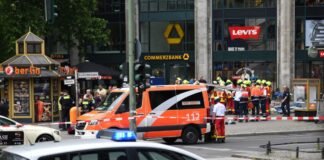 Polizei und Rettungsdienste sichern das Areal nach der Todesfahrt am Ku'damm.