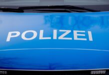 Der Polizei-Schriftzug steht auf einem Einsatzfahrzeug.