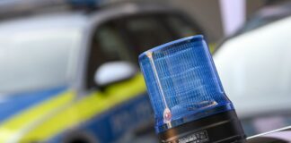 Ein Blaulicht ist auf dem Dach eines Einsatzfahrzeuges der Polizei zu sehen.