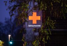 Ein Schild weist auf die Notaufnahme eines Krankenhauses hin.