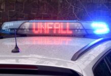 Die Leuchtschrift «Unfall» auf dem Dach eines Polizeiwagens.