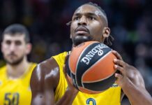 Albas Jaleen Smith wirft den Ball auf den Korb.