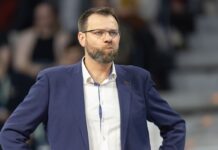 Berlins Trainer Cedric Enard nach dem Verlust des ersten Satzes.