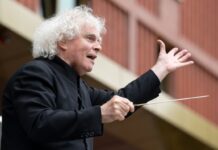 Der Dirigent Sir Simon Rattle.