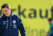 Hansa-Trainer Glöckner am Spielfeldrand.