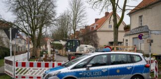 Ein Polizeiauto steht vor dem Fundort einer Weltkriegsbombe in Berlin-Zehlendorf.