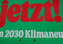 «Berlin 2030 Klimaneutral» steht auf einem Plakat.