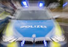 Ein Streifenwagen der Polizei mit eingeschaltetem Blaulicht.