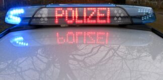 Die Schriftzug «Polizei» leuchtet auf dem Dach eines Streifenwagens der Polizei.