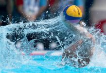 Ein Wasserball wird gespielt.