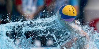 Ein Wasserball wird gespielt.