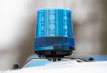 Das Blaulicht auf dem Dach eines Einsatzwagens der Polizei.
