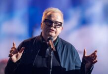 Sänger Herbert Grönemeyer steht auf der Bühne.