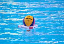 Der Ball liegt vor Beginn des Spiels im Wasser.