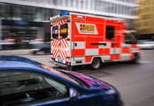 Ein Rettungswagen des Arbeiter-Samariter-Bundes (ASB) ist mit Blaulicht unterwegs.