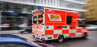 Ein Rettungswagen des Arbeiter-Samariter-Bundes (ASB) ist mit Blaulicht unterwegs.