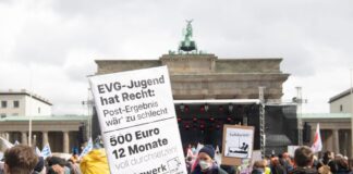 Teilnehmer an der Demonstration von Verdi und EVG protestieren am Brandenburger Tor.