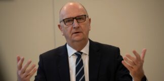 Brandenburgs Ministerpräsident Dietmar Woidke (SPD) spricht.