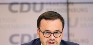 Jan Redmann, Fraktionsvorsitzender der Brandenburger CDU im Landtag, aufgenommen während einer Pressekonferenz.
