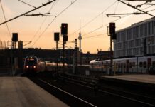 Züge fahren fahren über die Humboldthafenbrücke in den Berliner Hauptbahnhof.