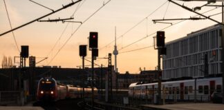 Züge fahren fahren über die Humboldthafenbrücke in den Berliner Hauptbahnhof.