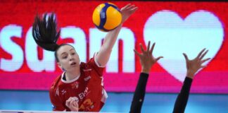 Potsdams Anett Nemeth schmettert einen Ball übers Netz.