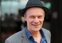 Der Schauspieler Edgar Selge lächelt.