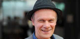 Der Schauspieler Edgar Selge lächelt.