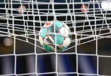 Ein Fußball liegt vor der Partie im Netz.