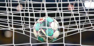 Ein Fußball liegt vor der Partie im Netz.