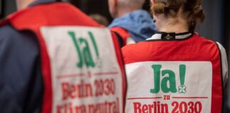 Mitglieder des Bündnisses "Berlin 2030 Klimaneutral" stehen bei der Wahlparty zum Volksentscheid "Berlin 2030 Klimaneutral".