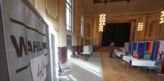 Blick in ein Wahllokal im Bildungs- und Kulturzentrum Peter Edel in Berlin-Weissensee.