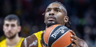 Albas Jaleen Smith wirft den Ball auf den Korb.