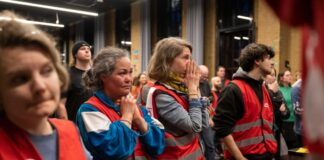 Mitglieder des Bündnisses "Berlin 2030 Klimaneutral" reagieren auf das Scheitern vom Volksentscheid "Berlin 2030 Klimaneutral".