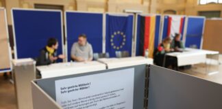 Blick in ein Wahllokal im Bildungs- und Kulturzentrum Peter Edel in Berlin-Weissensee.