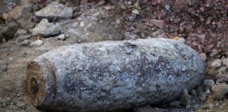 Eine 500-Kilo-Bombe liegt in einem Graben einer Baustelle.