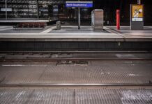 Verwaist ist ein Bahnsteig im Hauptbahnhof Berlin beim bundesweiten Warnstreik im Verkehrssektor. Mit einem groß-angelegten bundesweiten Warnstreik haben die Gewerkschaften EVG und Verdi am Montag weite Teile des öffentlichen Verkehrs lahmgelegt.