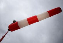 Eine Windfahne zeigt die Windrichtung an.